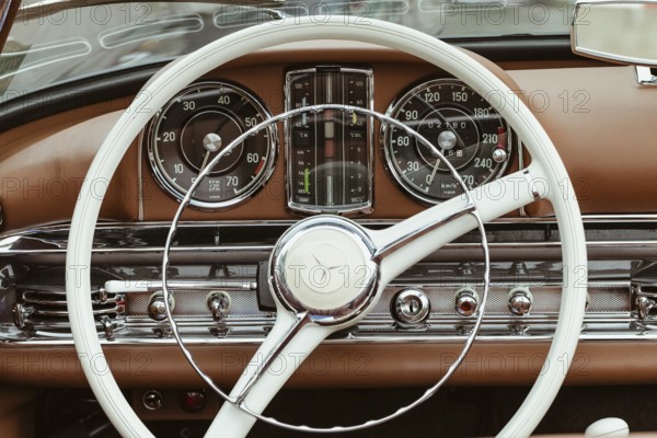 Vintage Mercedes Benz 300 SL 40 H Roadster, 1961, 2975 cc, 115 hp, 235 km/h, close-up of the