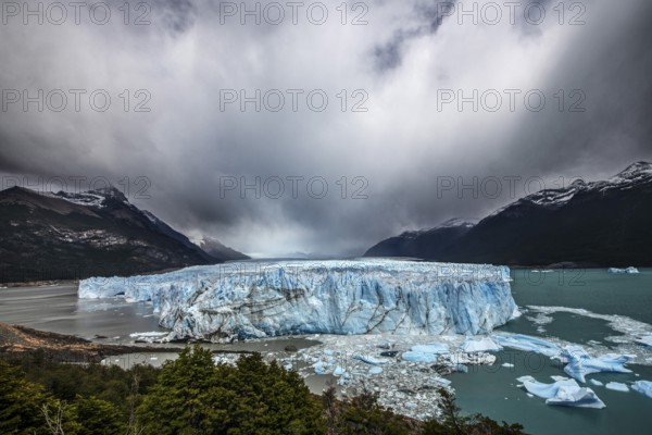 Perito Moreno Glacier, glacier tongue, glacier break, Los Glaciares National Park, Santa Cruz,