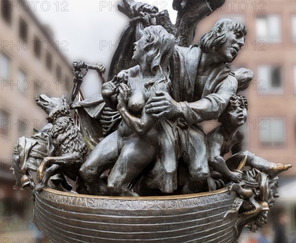 The dry sculpture of the Fool's Fountain by Jürgen Weber bears the inscription: Violence and