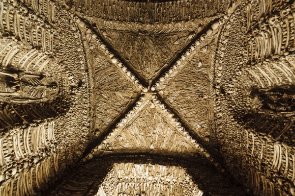 Capela Das Ossos, (capela das almas), iglesia de nuestra senora da Espectaçao, siglo XVIII, Campo