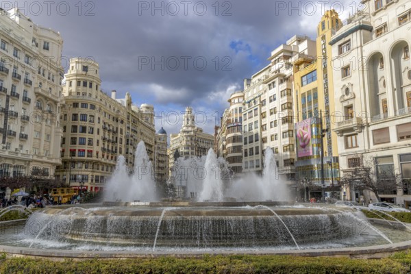 Round fountain and the sculpture in honour of Francesc de Vinate (city jurist), in the centre of
