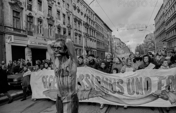 Germany, Berlin, 09.11.1991, demonstration on 9 November (Reichskristallnacht), § 125, man covered