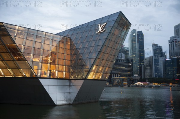 14.12.2018, Singapore, Republic of Singapore, Asia, Louis Vuitton luxury boutique in Marina Bay