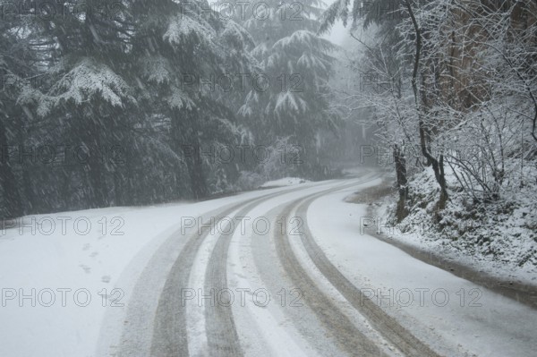 Snow covered ghat road, shankaracharya temple, srinagar, kashmir, india, asia
