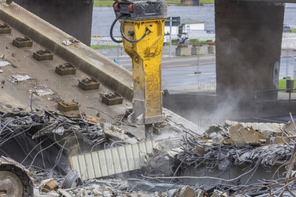 After the collapse of parts of the Carola Bridge, demolition work began on the Old Town side. The