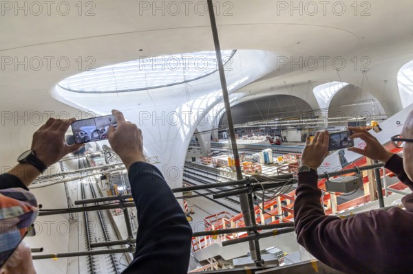 Open days on the construction site at the new main railway station started with great public
