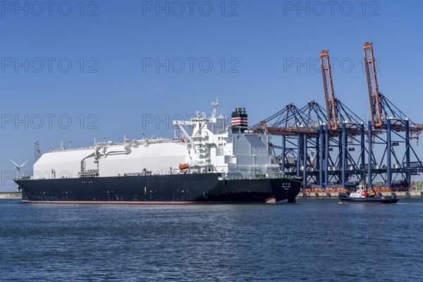 LNG tanker Bushu Maru, sailing under the flag of the Bahamas, transports liquefied natural gas from