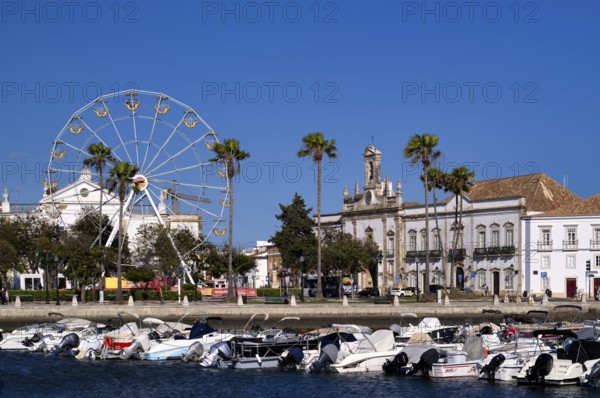 View over the marina, harbour, on Ferris wheel, boats, city archway, archway, Arco da Vila, old