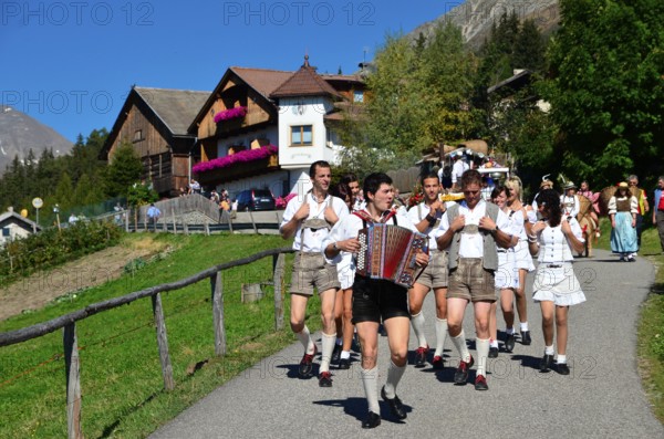 Procession, alpine pasture festival, alpine pasture drive, alpine pasture farmers, in traditional