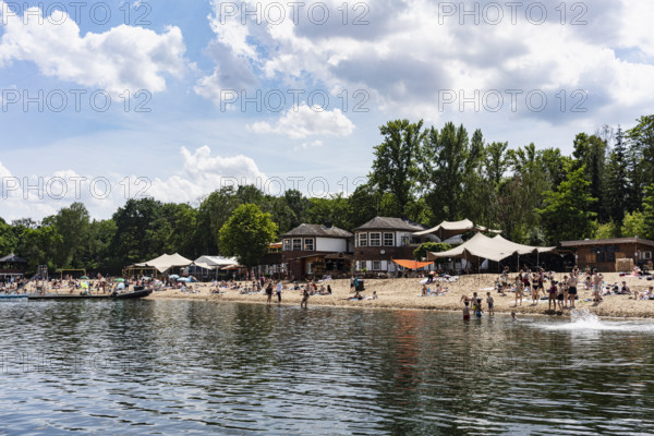 Strandbad Plötzensee, building from the twenties in the background, people as accessories, Wedding,