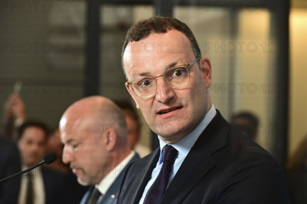 On the right, the chairman of the CDU/CSU parliamentary group, Jens Spahn (CDU), and his deputy