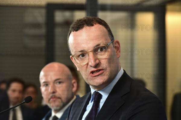 On the right, the chairman of the CDU/CSU parliamentary group, Jens Spahn (CDU), and his deputy
