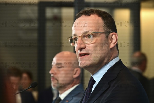On the right, the chairman of the CDU/CSU parliamentary group, Jens Spahn (CDU), and his deputy