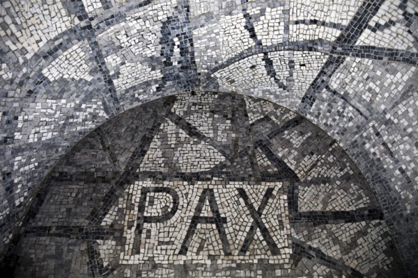 Bittermark memorial, memorial site, detail of the crypt with the word PAX, artist Léon Zack,