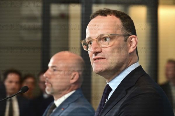 On the right, the chairman of the CDU/CSU parliamentary group, Jens Spahn (CDU), and his deputy