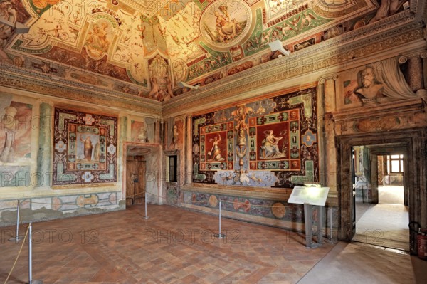 Stanza della Nobiltà, aristocratic hall, Roman Mannerist frescoes, Villa d'Este residential palace,