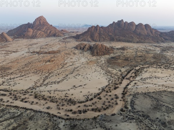 Spitzkoppe (1728 m) - on the left - and Pondok Mountain majestically rise above the surrounding