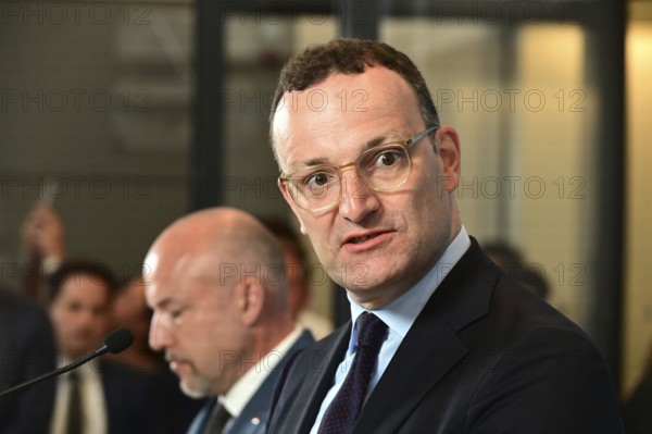 On the right, the chairman of the CDU/CSU parliamentary group, Jens Spahn (CDU), and his deputy