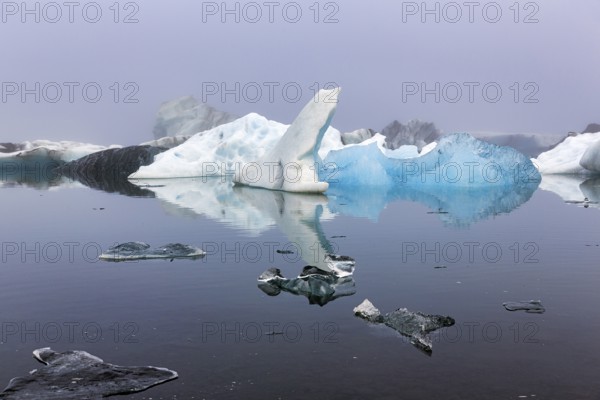 Icebergs in the morning light, Jökulsárlón glacier lagoon, Jökulsarlon, glacial lake, Hornafjörður,