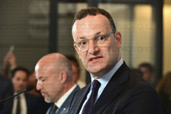 On the right, the chairman of the CDU/CSU parliamentary group, Jens Spahn (CDU), and his deputy