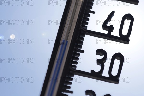 Symbolic image of heat: thermometer in front of a cloudless sky. In Mannheim, temperatures are