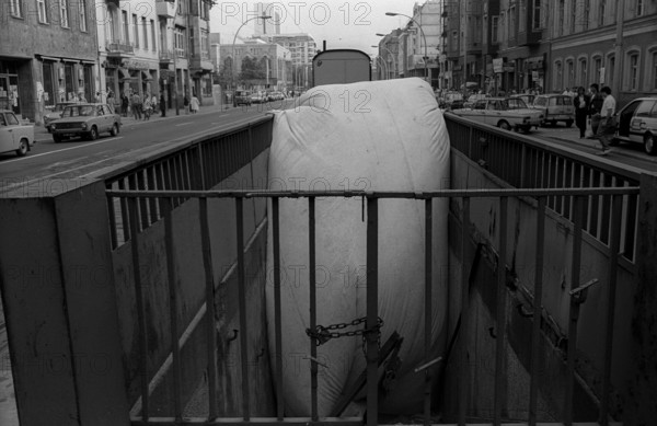 GDR, Berlin, 24 May 1990, Repair work at Oranienburger Tor underground station, entrance,