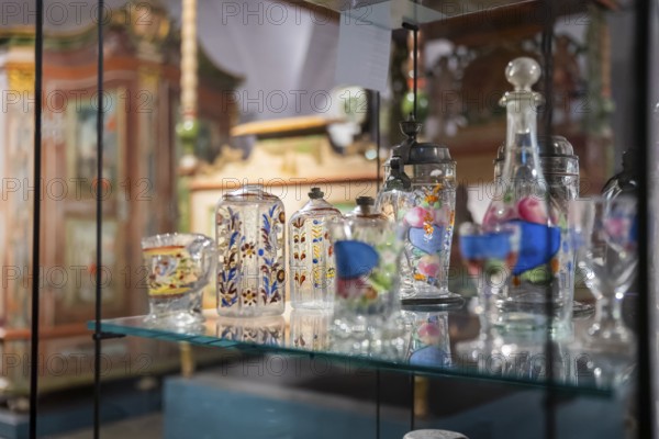 In the atmospheric setting of the Jägerhof, virtuoso and naive folk art from Saxony can be seen in