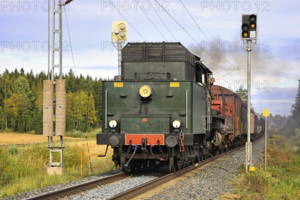 Hr1 class steam locomotive Ukko-Pekka 1009 pulling carriages between Urjala and Humppila, Finland.