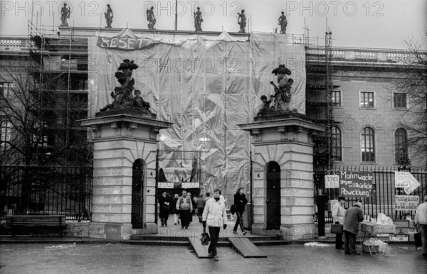 Germany, Berlin, 21 December 1990, Protest at Humboldt University Berlin against the Senate's plans