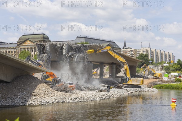 Demolition work continues after the partial collapse of the Carola Bridge. Further bridge segments