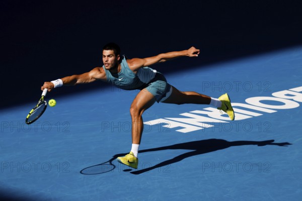 MELBOURNE, AUSTRALIA - JANUARY 19: Carlos Alcaraz of Spain hits a forehand to Jack Draper of Great