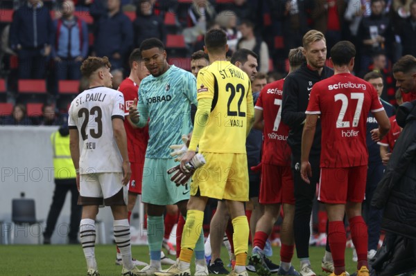 In the end and after the 0:3, goalkeeper Noah Atubolu (SC Freiburg) could only congratulate his