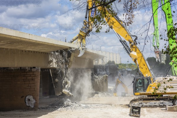 Demolition work continues after the partial collapse of the Carola Bridge. Further bridge segments