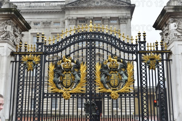 Royal coat of arms on Tor tor, Buckingham Palace, London, London region, England, United Kingdom,