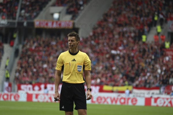 Referee: Daniel Siebert (Berlin) at the match of the 1st FBL: 24-25: 3rd Sptg. SC Freiburg - VfL