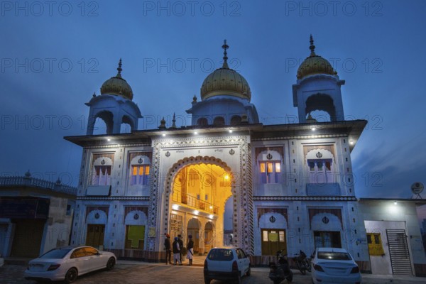 Gurudwara Guru Nanak Dev Ji, hunduism temple in Jammu, Entrance building 4 people, One with sword