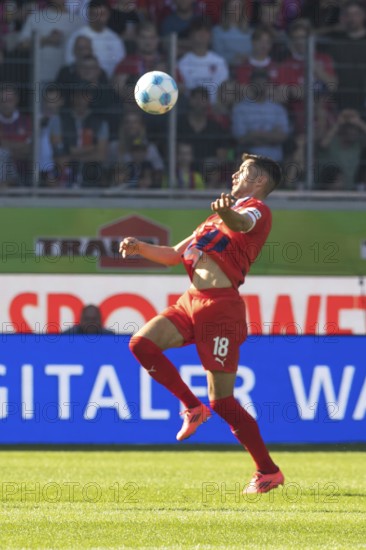 Football match, Marvin PIERINGER1.FC Heidenheim takes the ball with his chest, Voith-Arena football