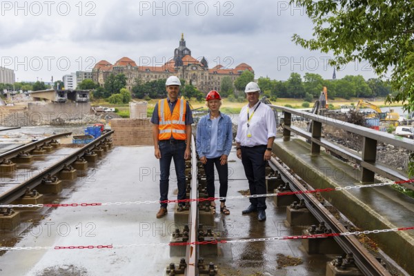 Following the partial collapse of the Carola Bridge, demolition work is continuing. The bridge has