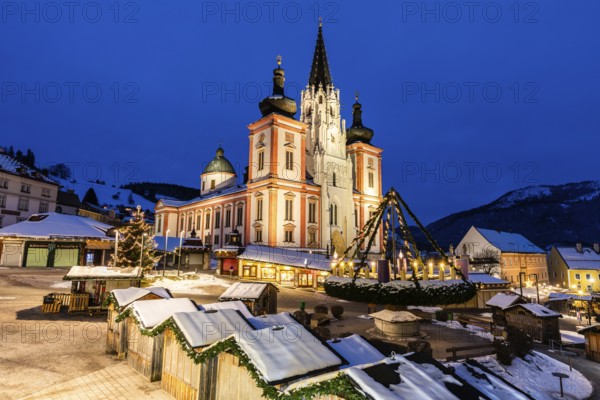 Advent atmosphere, world's largest hanging Advent wreath at the Christmas market in front of the