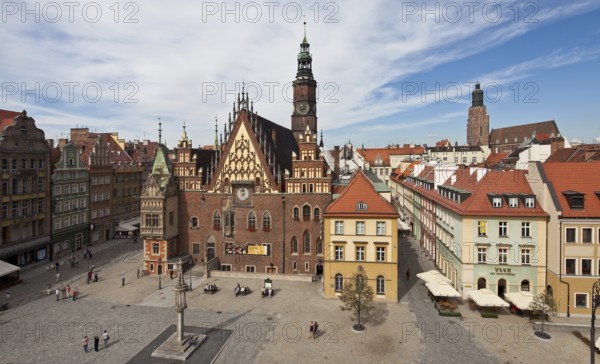 View from the east, tracery gable around 1500, astronomical clock 1580, Gothic oriel of the town