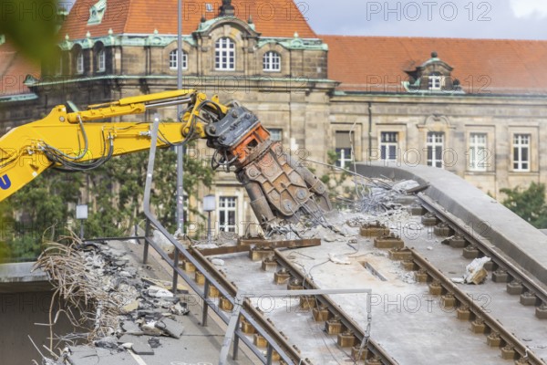 After the collapse of parts of the Carola Bridge, demolition work began on the Old Town side. The