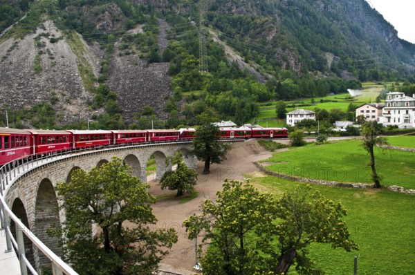 Unterhalb von Brusio besitzt die Bahn als Höhepunkt einen Kreisviadukt, der alleine der