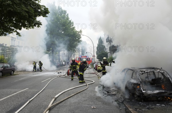 Fire brigade extinguishes burning cars on the Elbchaussee in Hamburg after the riots at the G20
