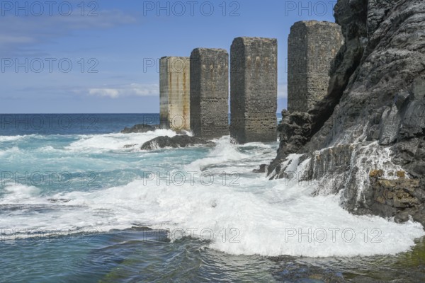 Strong waves, Atlantic coast near Hermigua, in the background the former landing stage Pescante de