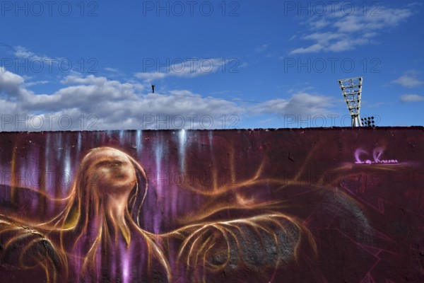 Germany, Berlin, 29.09.2024, Sunday evening in Mauerpark, rope acrobats, floodlight masts Cantian