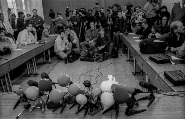 Germany, Berlin, 02.01.1992, first day Stasi files - inspection, Gauck authority, microphones of
