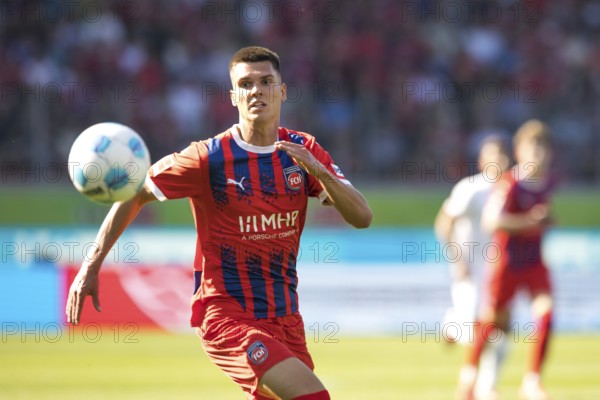 Football match, Mathias HONSAK 1.FC Heidenheim has his eye on the ball, Voith-Arena football