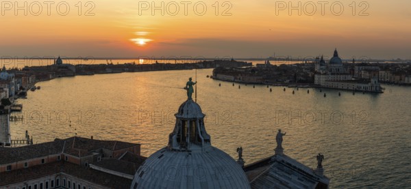 Abendstimmung bei Sonnenuntergang, Ausblick von Kirche San Giorgio Maggiore zur Basilika Santa
