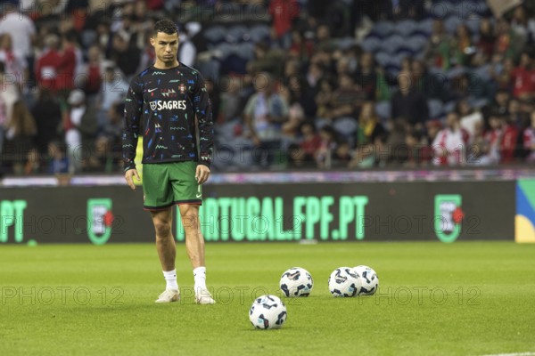 Football match, Cristiano RONALDO CR7 Portugal warming up in front of the match, looking at the