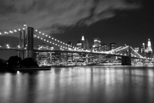 Brooklyn Bridge in black and white. Night scene